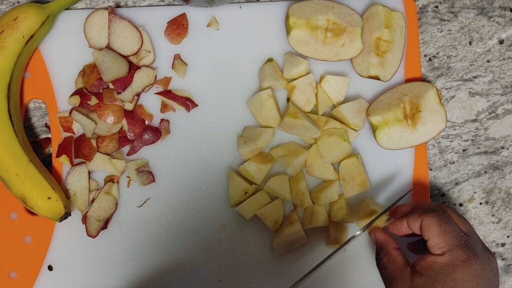 alt="Cutting Apples into pieces"