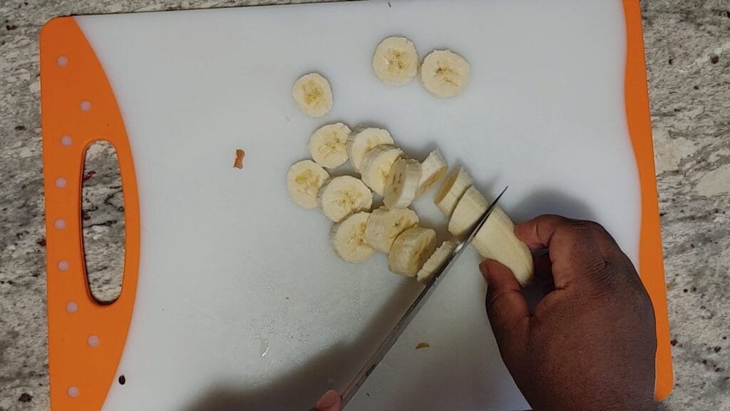 alt="Cutting Banana into pieces"