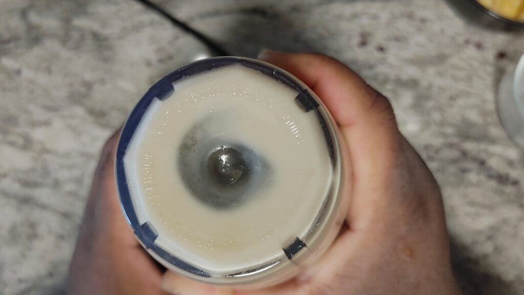 alt="Blending Apple Banana Smoothie"