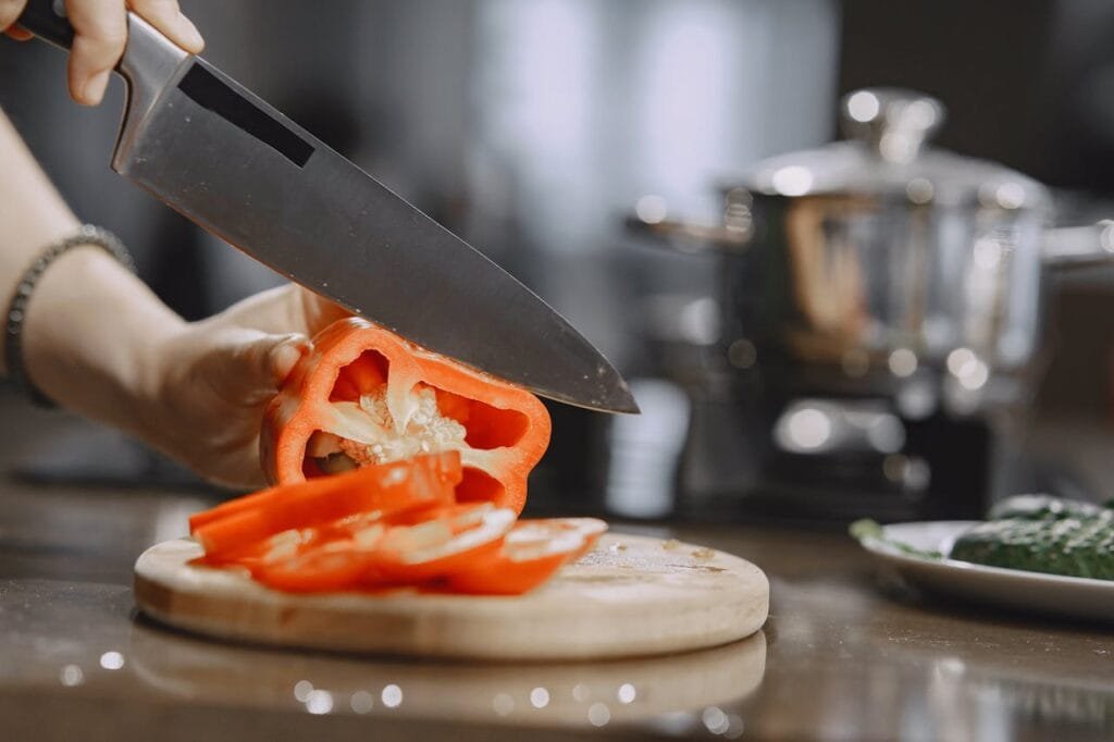 alt="Cutting bell pepper"