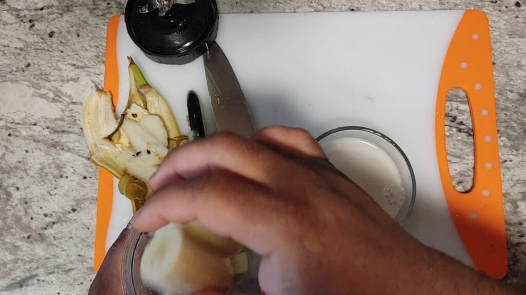 alt="Adding Banana Pieces into blender"