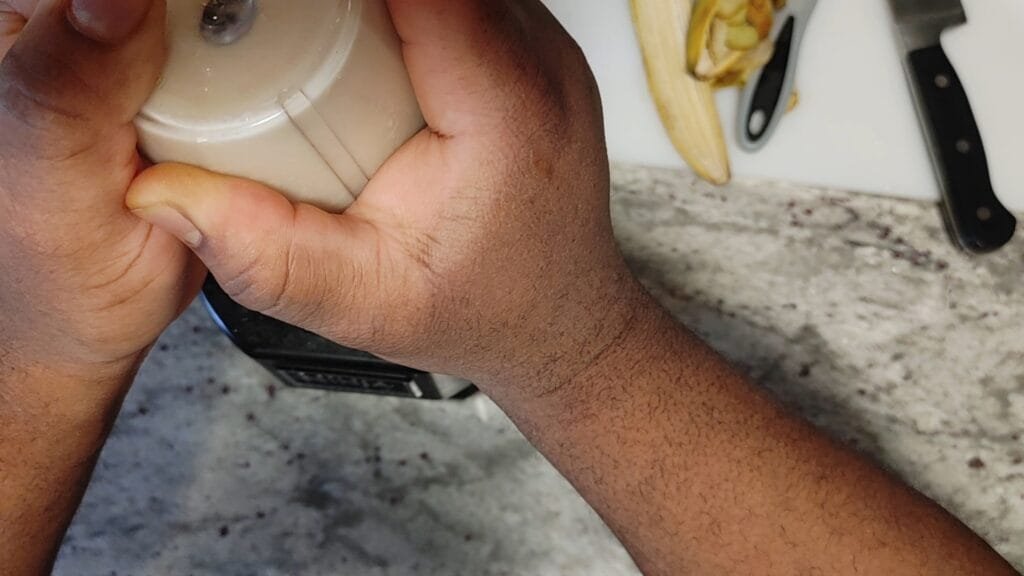 alt="Blending Smoothie"