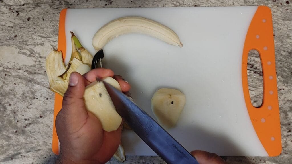 alt="Cutting and deseeding pear"