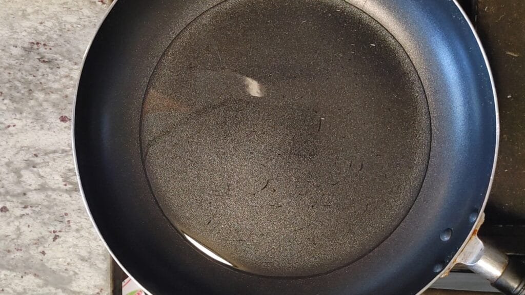 alt="Oil in frying pan"