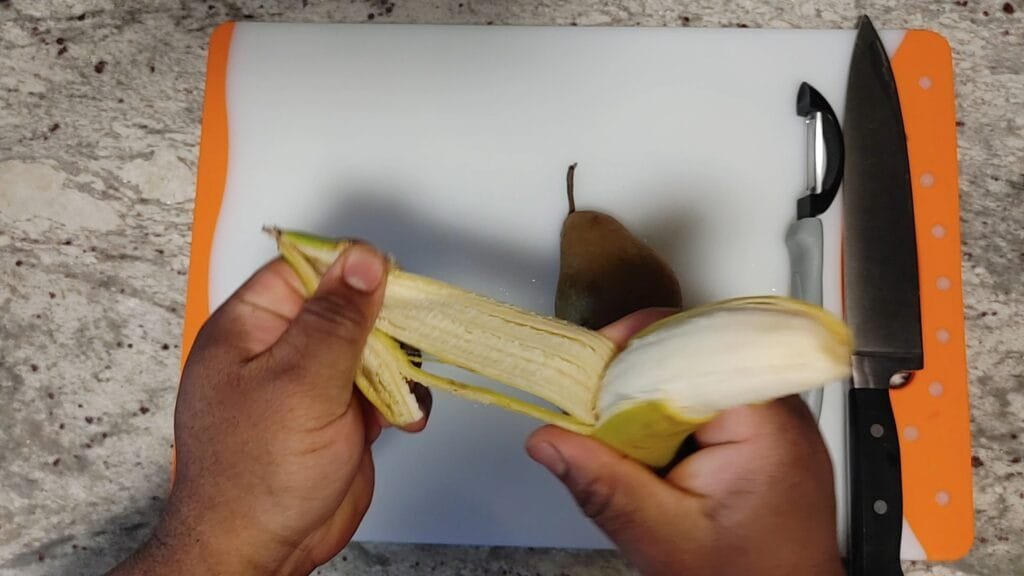 alt="Peeling Banana"