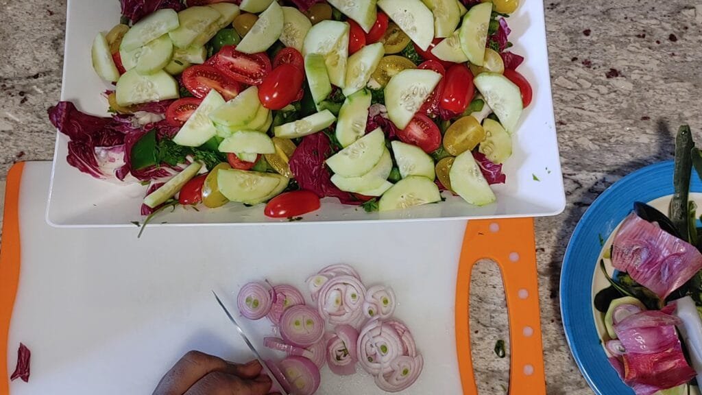 alt="Slicing Red Shallots"