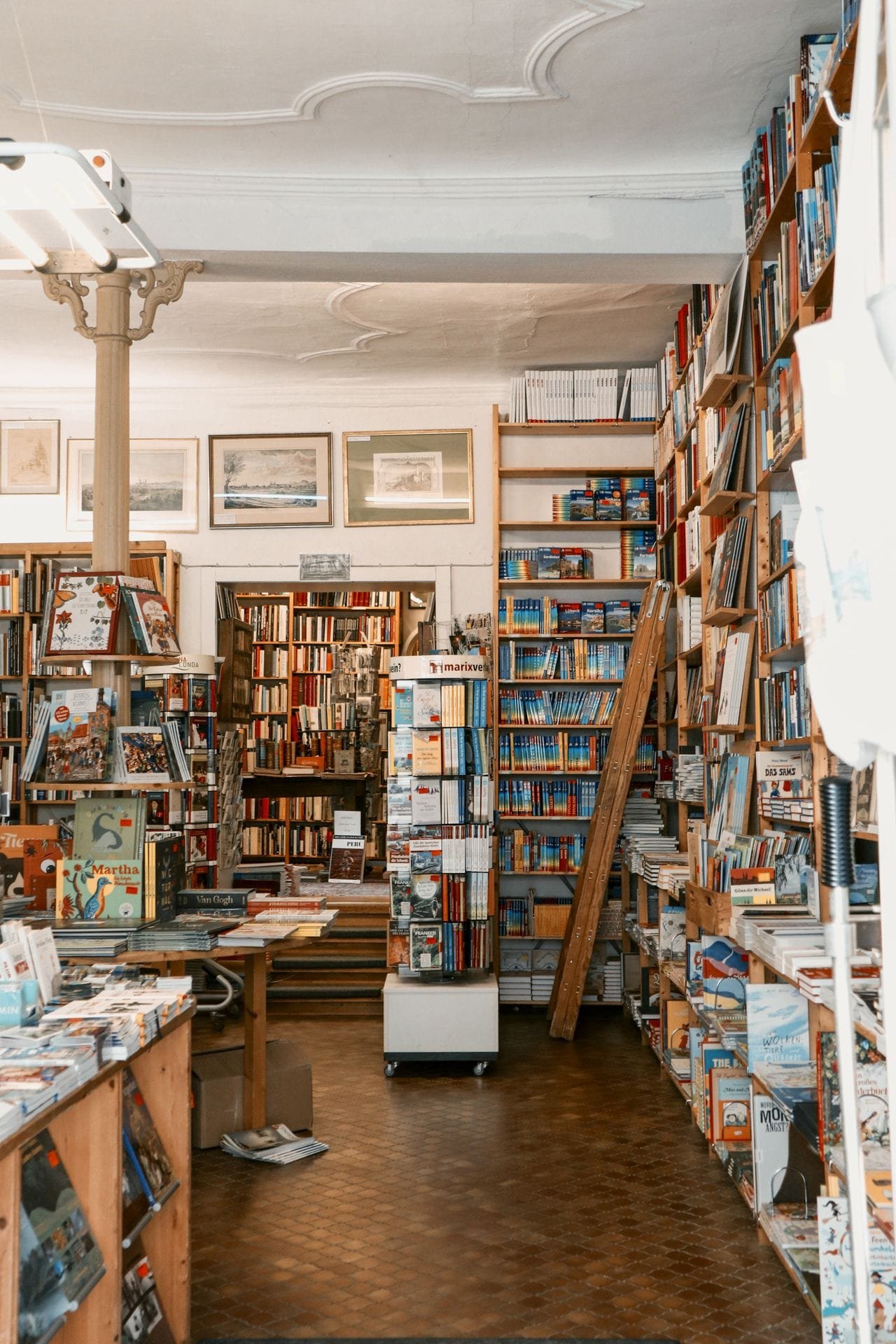 alt="Book store with lots of books"