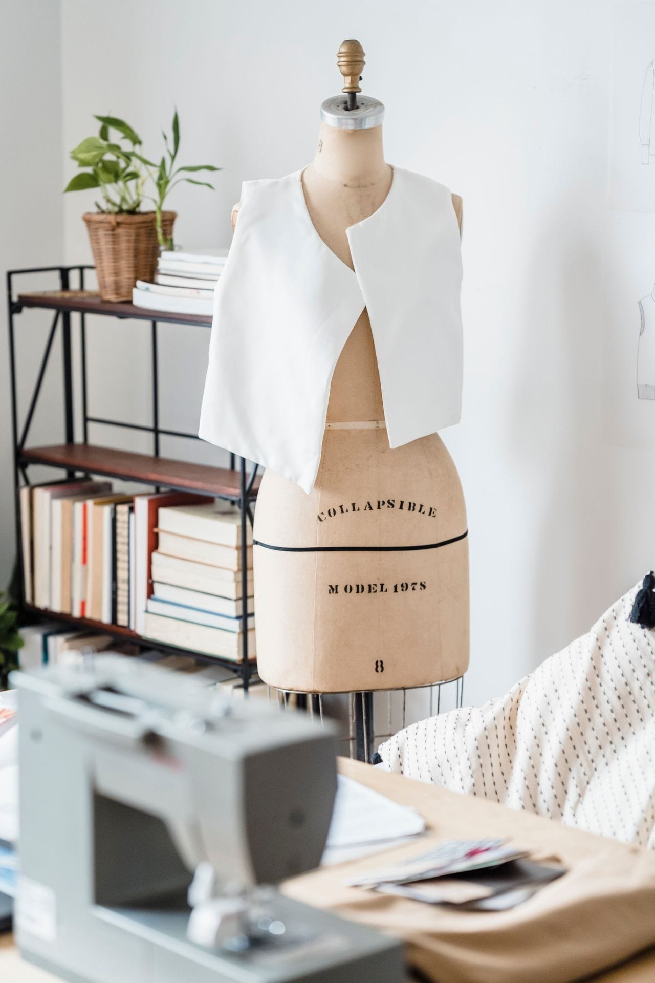 alt="Designer studio with sewing machine"